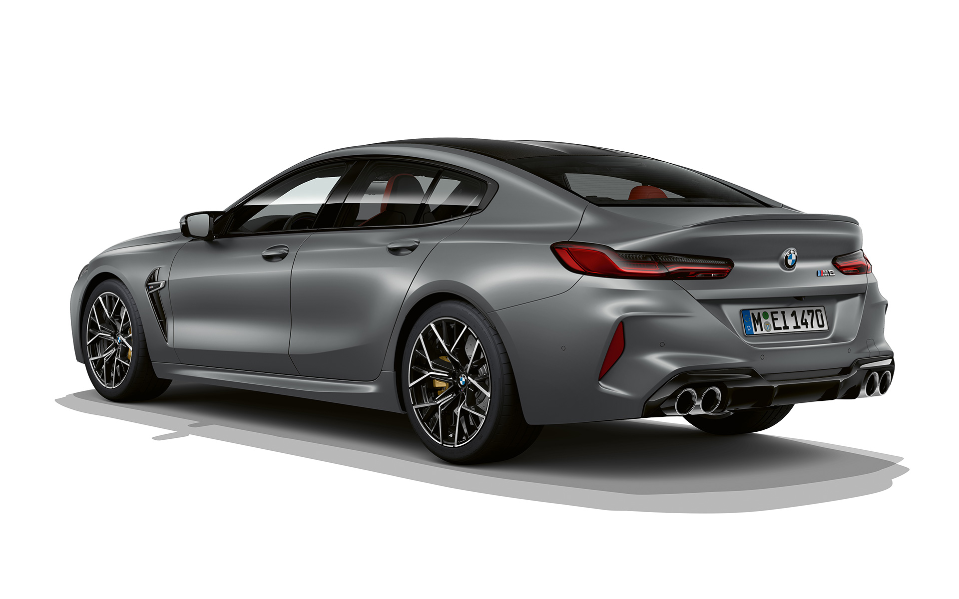 Tříčtvrteční pohled zezadu BMW M8 Gran Coupé F93 LCI Facelift 2022 BMW M8 Gran Coupé F93 LCI Facelift 2022 v metalické barvě BMW Invidividual Frozen Pure Grey (šedá) ze tříčtvrtečního pohledu zezadu