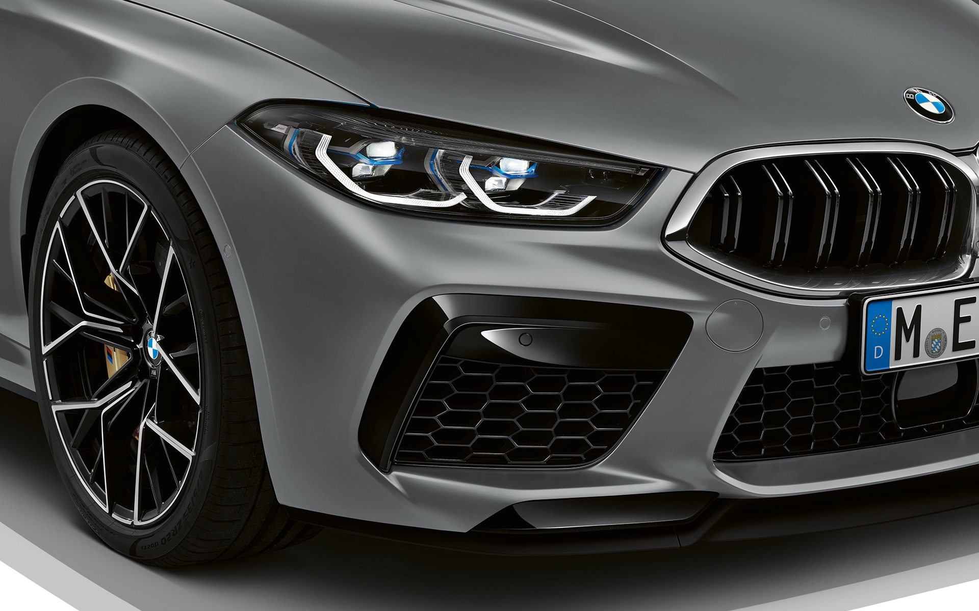 M přední nárazník BMW M8 Gran Coupé F93 LCI Facelift 2022 BMW M8 Gran Coupé F93 LCI Facelift 2022 v metalické barvě BMW Invidividual Frozen Pure Grey (šedá) M přední nárazník v detailním pohledu