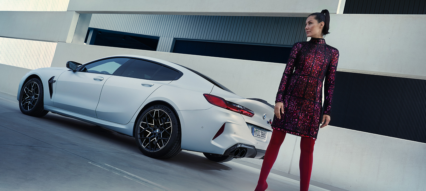 Tříčtvrteční pohled zezadu BMW M8 Competition Gran Coupé F93 LCI 2022 BMW M8 Competition Gran Coupé F93 LCI Facelift 2022 BMW Individual metalický lak Frozen Brilliant White (bílá) M karbonová skořepinová sedadla interiér