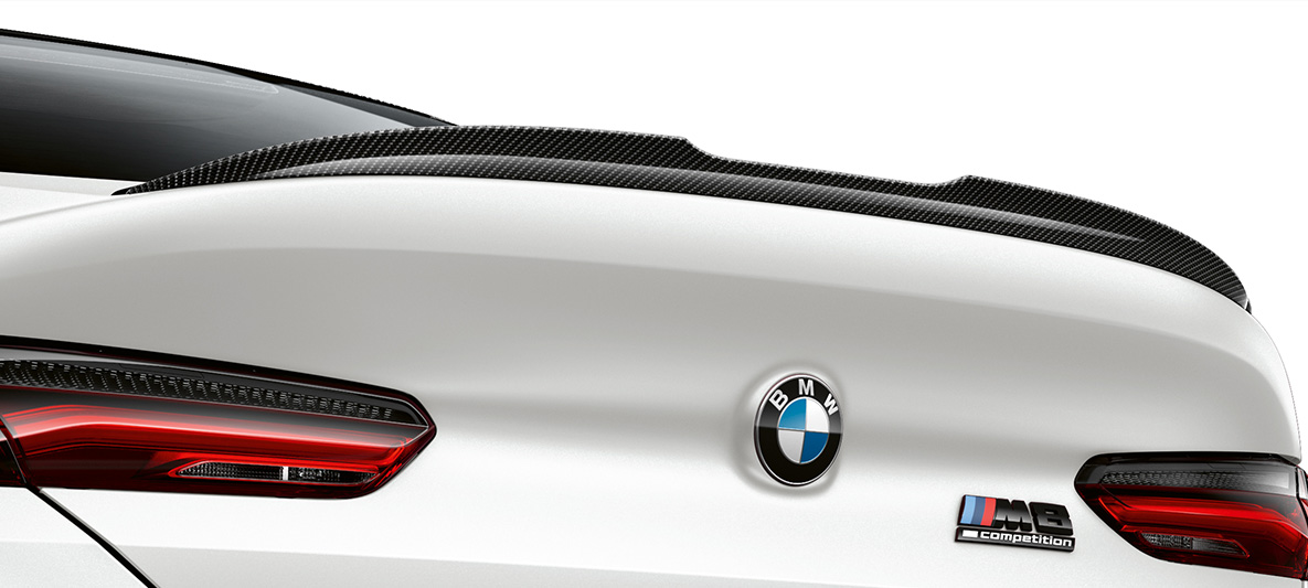 Karbonový zadní spoiler Exteriérový paket M Carbon BMW M8 Competition Gran Coupé F93 LCI Facelift 2022 BMW M8 Competition Gran Coupé F93 LCI Facelift 2022 v metalické barvě BMW Invidividual Frozen Brilliant White (bílá) Exteriérový paket M Carbon zadní karbonový spoiler v detailním pohledu