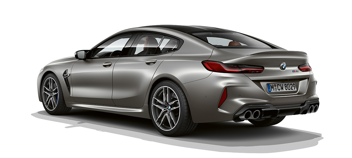 BMW M8 Gran Coupé ze tříčtvrtečního pohledu zezadu BMW M8 Gran Coupé F93 2020 v metalické barvě BMW Individual Frozen Dark Silver ze tříčtvrtečního pohledu zezadu