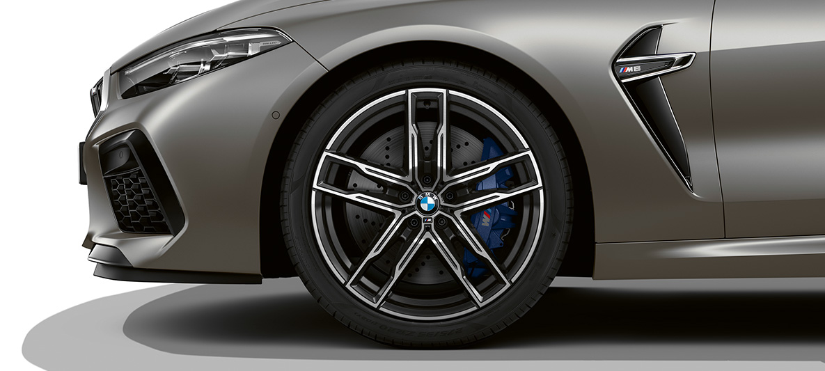 M kola z lehké slitiny u BMW M8 Gran Coupé M kola z lehké slitiny u BMW M8 Gran Coupé F93 2020 v metalické barvě BMW Individual Frozen Dark Silver z bočního pohledu