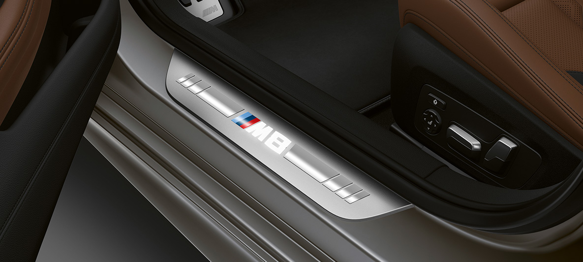 Prahové lišty BMW M8 Gran Coupé Prahové lišty s označením M8 v interiéru BMW M8 Gran Coupé F93 2020