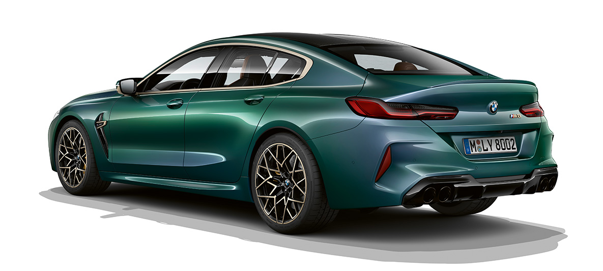 BMW M8 Gran Coupé First Edition ze tříčtvrtečního pohledu zezadu BMW M8 Gran Coupé First Edition F93 2020 v metalické barvě BMW Individual Aurora Diamond Green ze tříčtvrtečního pohledu zezadu