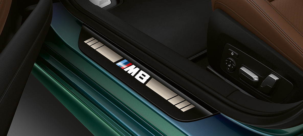 Prahové lišty v interiéru BMW M8 Gran Coupé First Edition Prahové lišty s označením M8 v interiéru BMW M8 Gran Coupé First Edition F93 2020 v metalické barvě BMW Individual Aurora Diamond Green