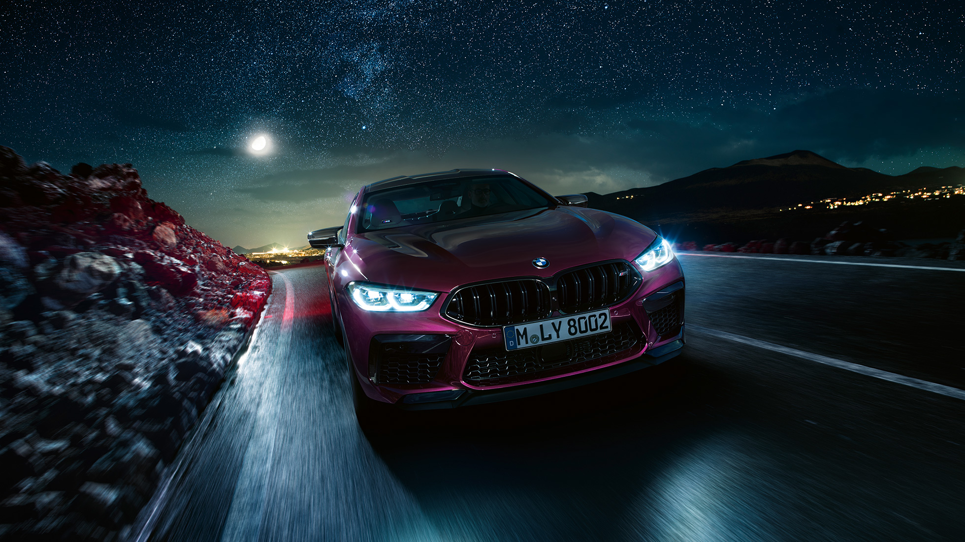 BMW M8 Competition Gran Coupé z předního pohledu za jízdy BMW M8 Competition Gran Coupé F93 2020 v metalické barvě BMW Individual Ametrine z předního pohledu za jízdy