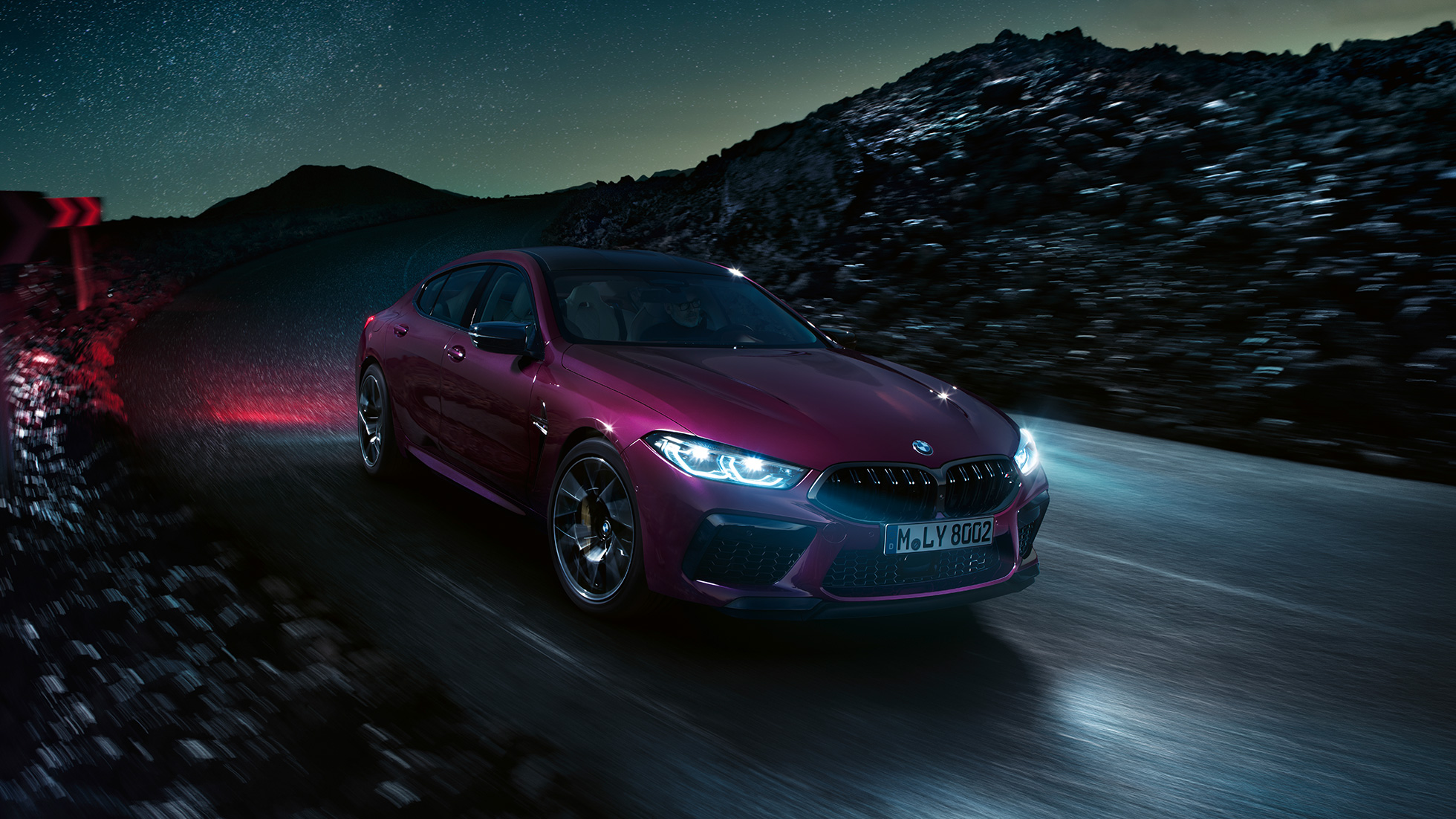 BMW M8 Competition Gran Coupé z předního tříčtvrtečního pohledu BMW M8 Competition Gran Coupé F93 2020 v metalické barvě BMW Individual Ametrine z předního tříčtvrtečního pohledu
