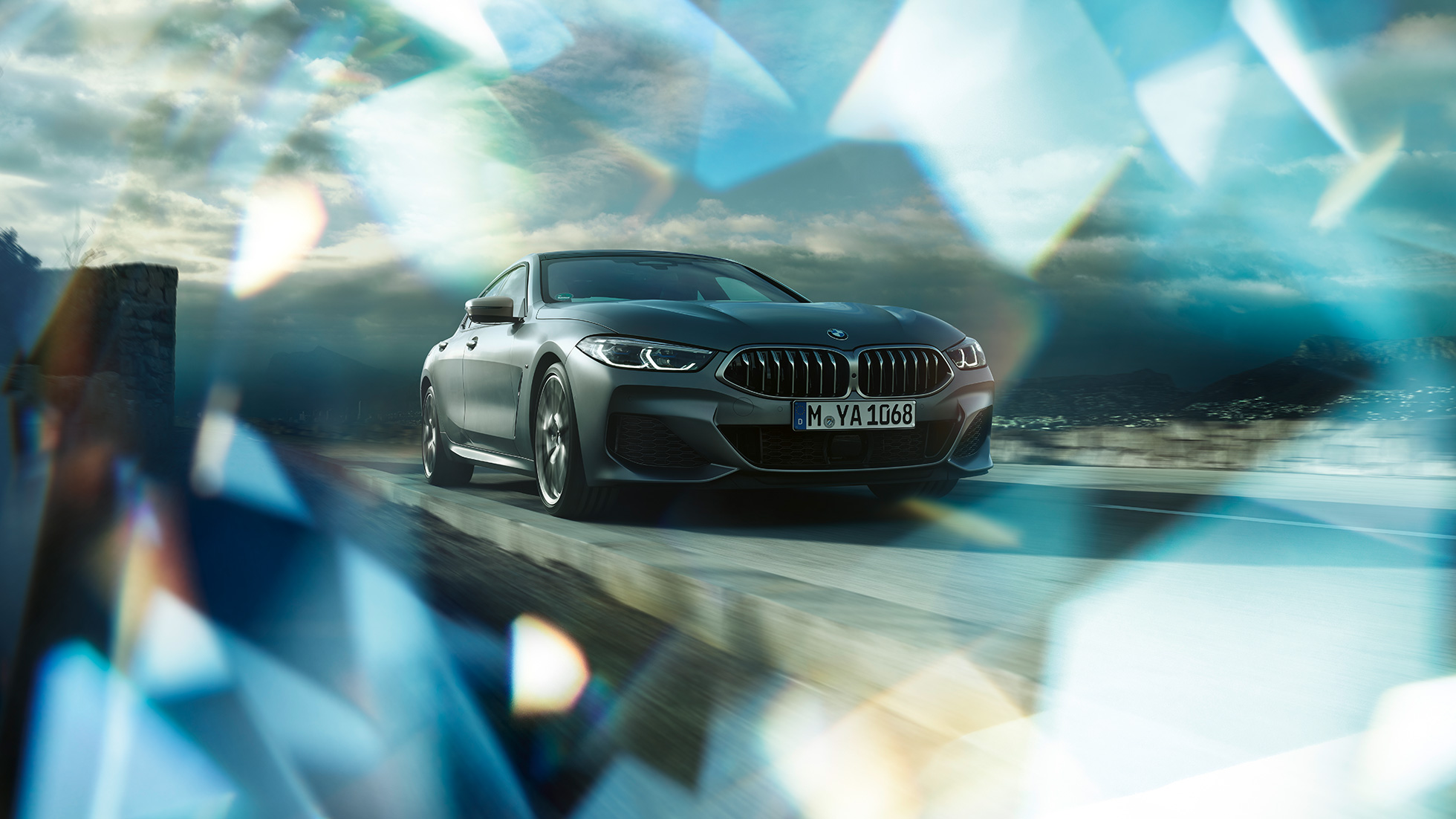 BMW M850i xDrive Gran Coupé ze tříčtvrtečního pohledu zepředu BMW M850i xDrive Gran Coupé G16 2019 v metalické barvě BMW Individual Frozen Bluestone ze tříčtvrtečního pohledu zepředu