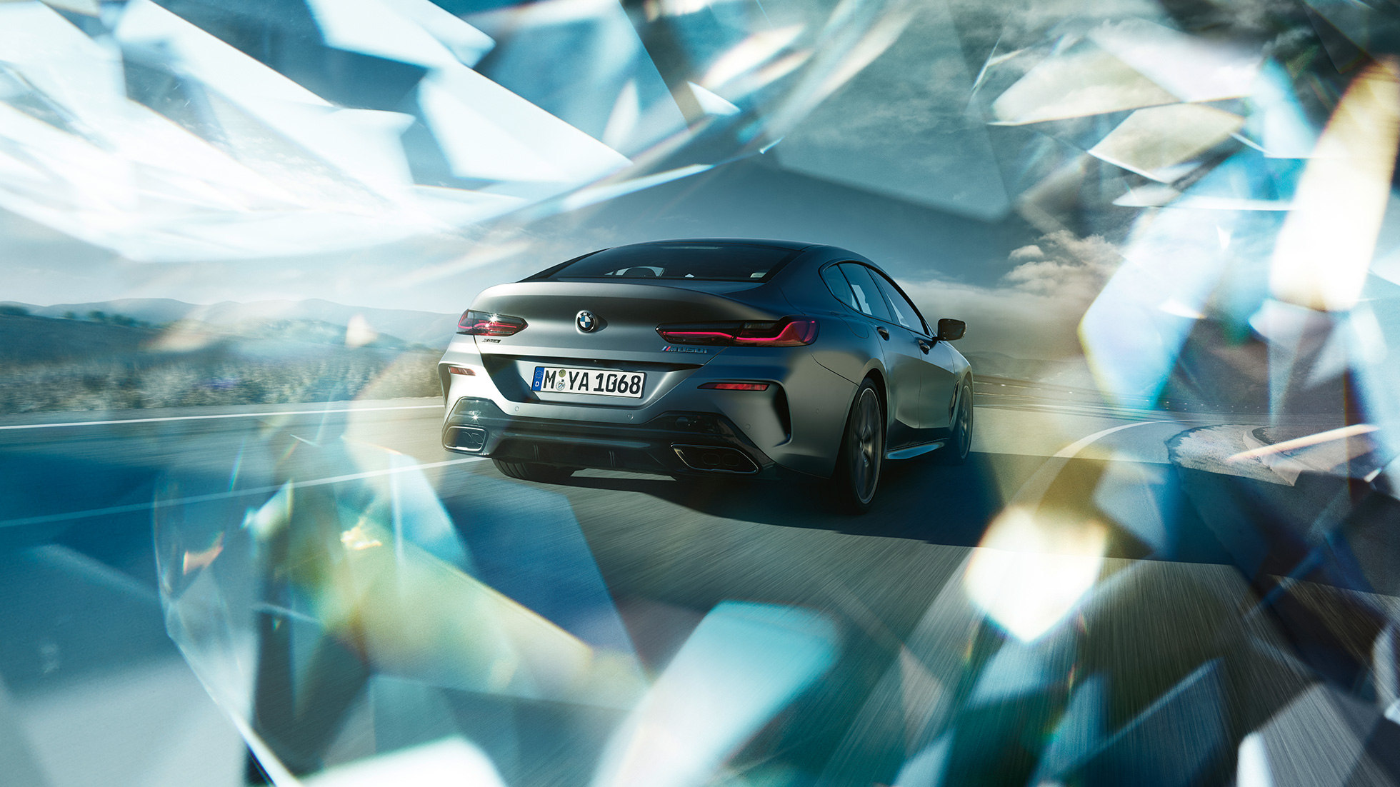 BMW M850i xDrive Gran Coupé ze tříčtvrtečního pohledu zezadu BMW M850i xDrive Gran Coupé G16 2019 v metalické barvě BMW Individual Frozen Bluestone ze tříčtvrtečního pohledu zezadu