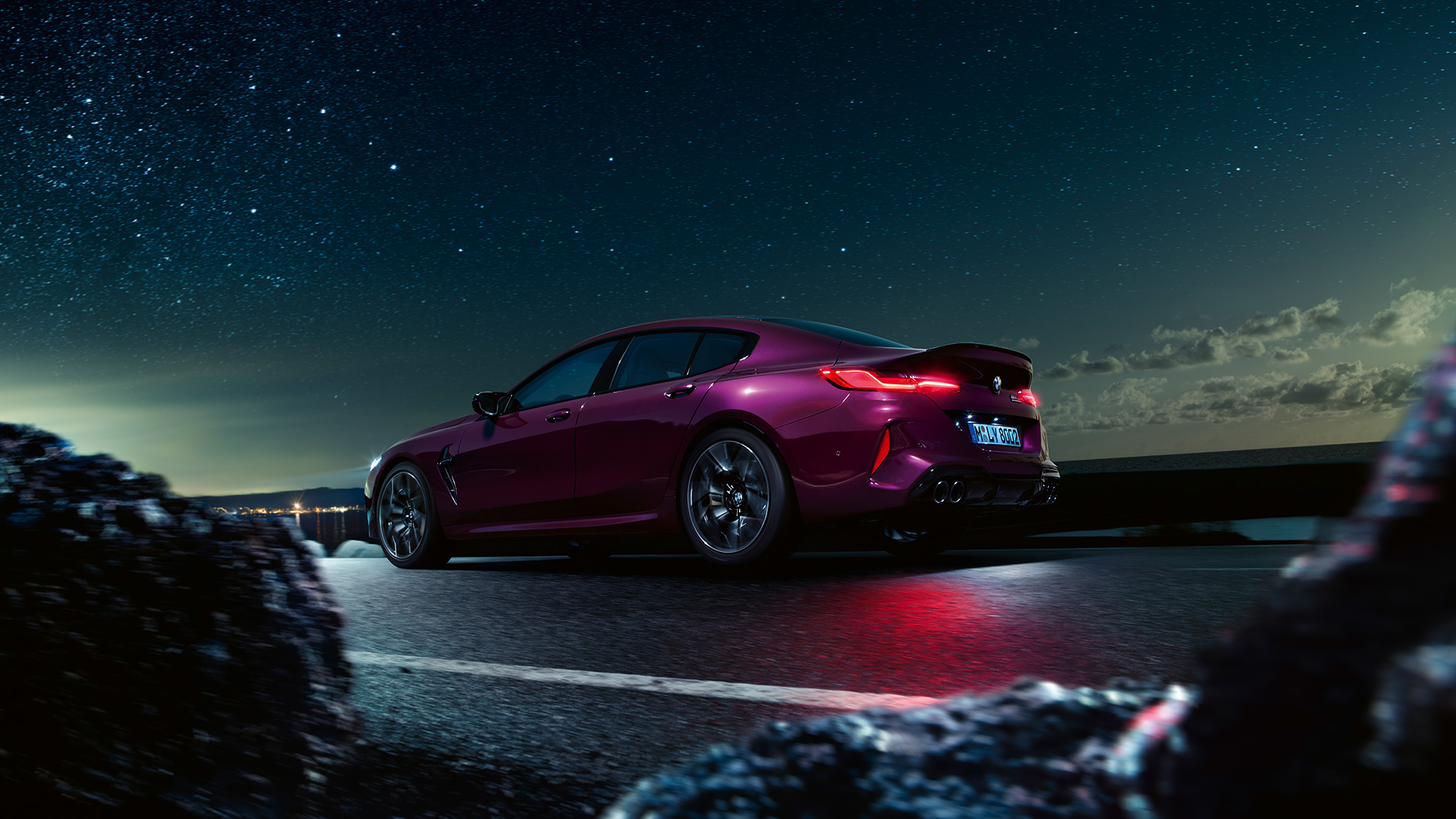 BMW M8 Competition Gran Coupé ze tříčtvrtečního pohledu zezadu od země BMW M8 Competition Gran Coupé F93 2020 v metalické barvě BMW Individual Ametrine ze tříčtvrtečního pohledu zezadu od země