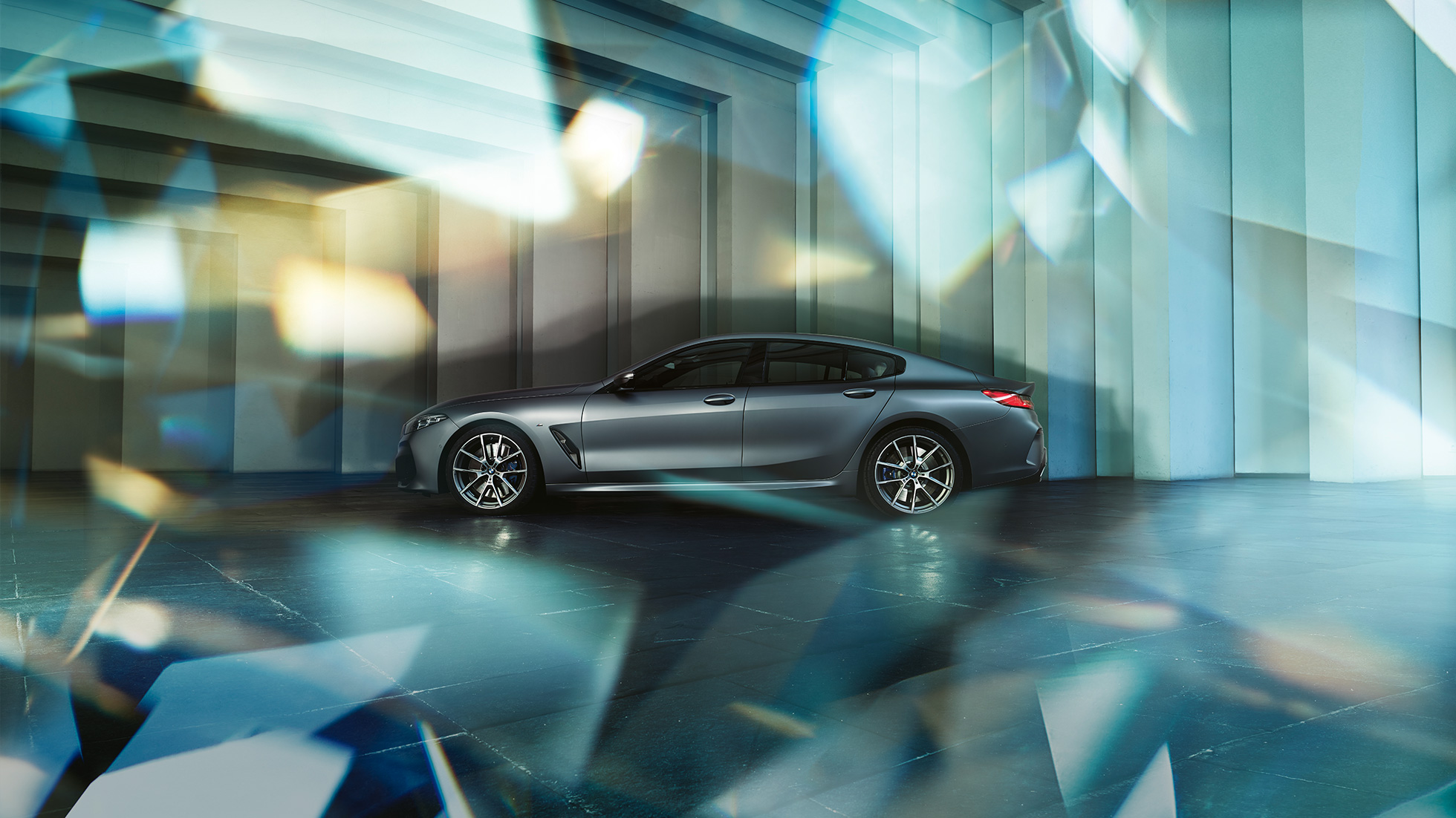 Silueta kupé BMW M850i xDrive Gran Coupé Silueta kupé BMW M850i xDrive Gran Coupé G16 2019 v metalické barvě BMW Individual Frozen Bluestone z bočního pohledu