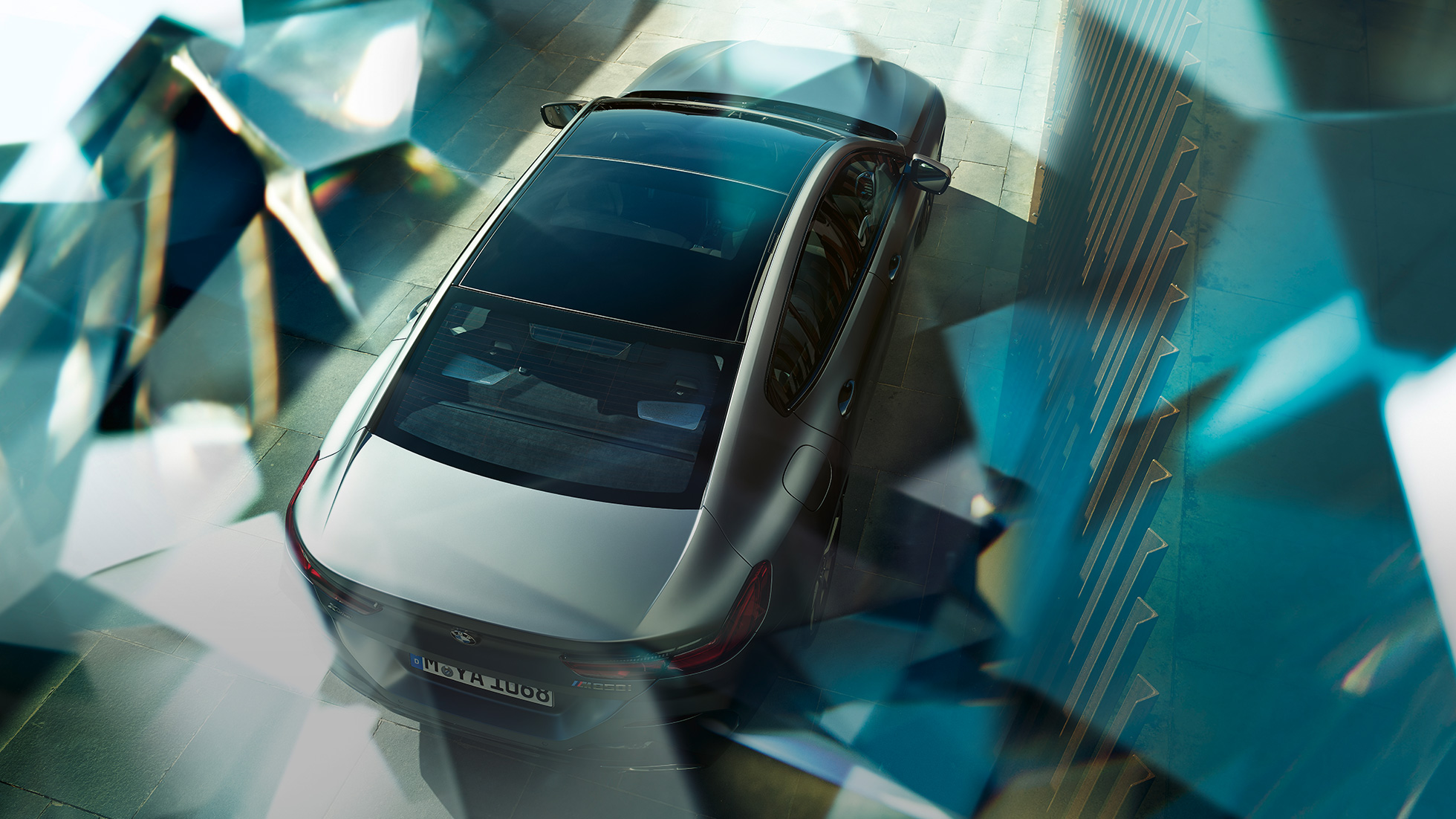 Panoramatická skleněná střecha BMW M850i xDrive Gran Coupé Panoramatická skleněná střecha BMW M850i xDrive Gran Coupé G16 2019 v metalické barvě BMW Individual Frozen Bluestone z ptačí perspektivy