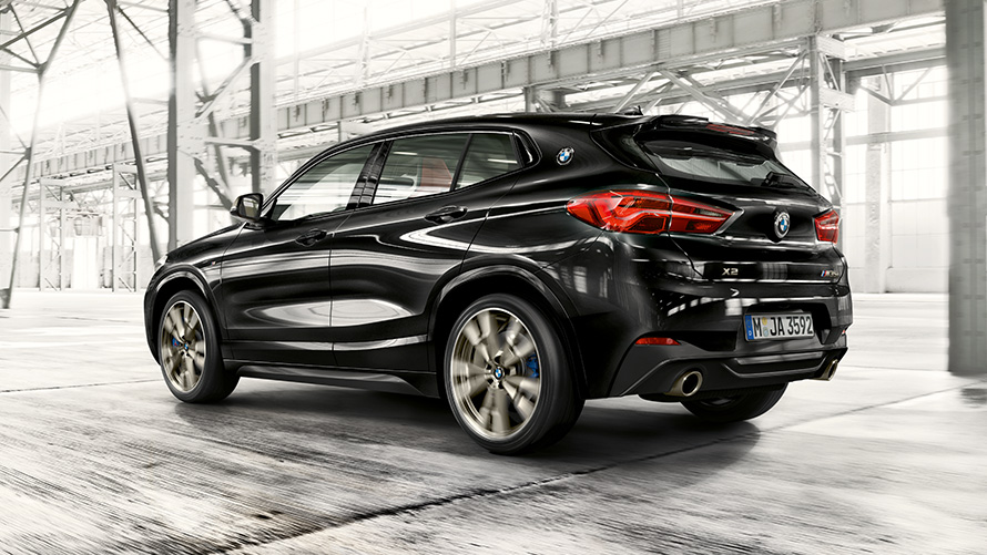 BMW X2 M35i (F39) metalický lak Black Sapphire (černá), tříčtvrteční jízdní záběr zezadu BMW X2 M35i (F39) metalický lak Black Sapphire (černá), tříčtvrteční jízdní záběr zezadu