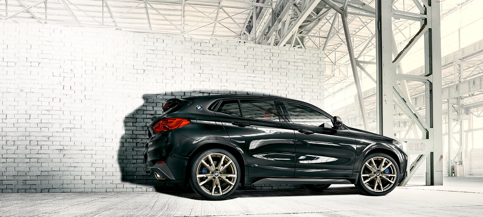 Pohled z boku BMW X2 M35i (F39) Pohled z boku BMW X2 M35i (F39) v metalické barvě Sapphire Black (černá)
