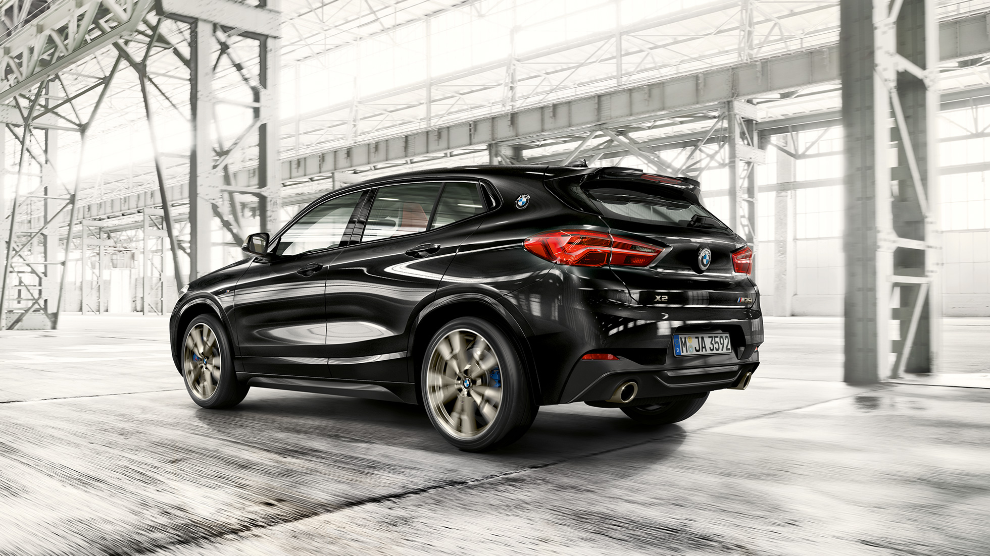 Jízdní dynamika BMW X2 M35i Jízdní dynamika BMW X2 M35i v metalické barvě Sapphire Black (černá) F39 2018 ze tříčtvrtečního pohledu zezadu