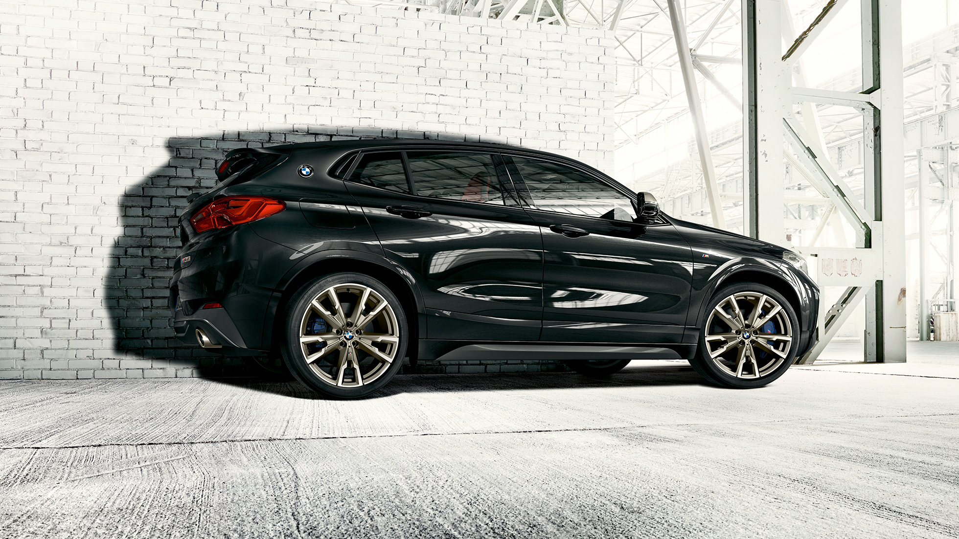 Exteriér BMW X2 M35i Exteriér BMW X2 M35i v metalické barvě Sapphire Black (černá) F39 pohled z boku