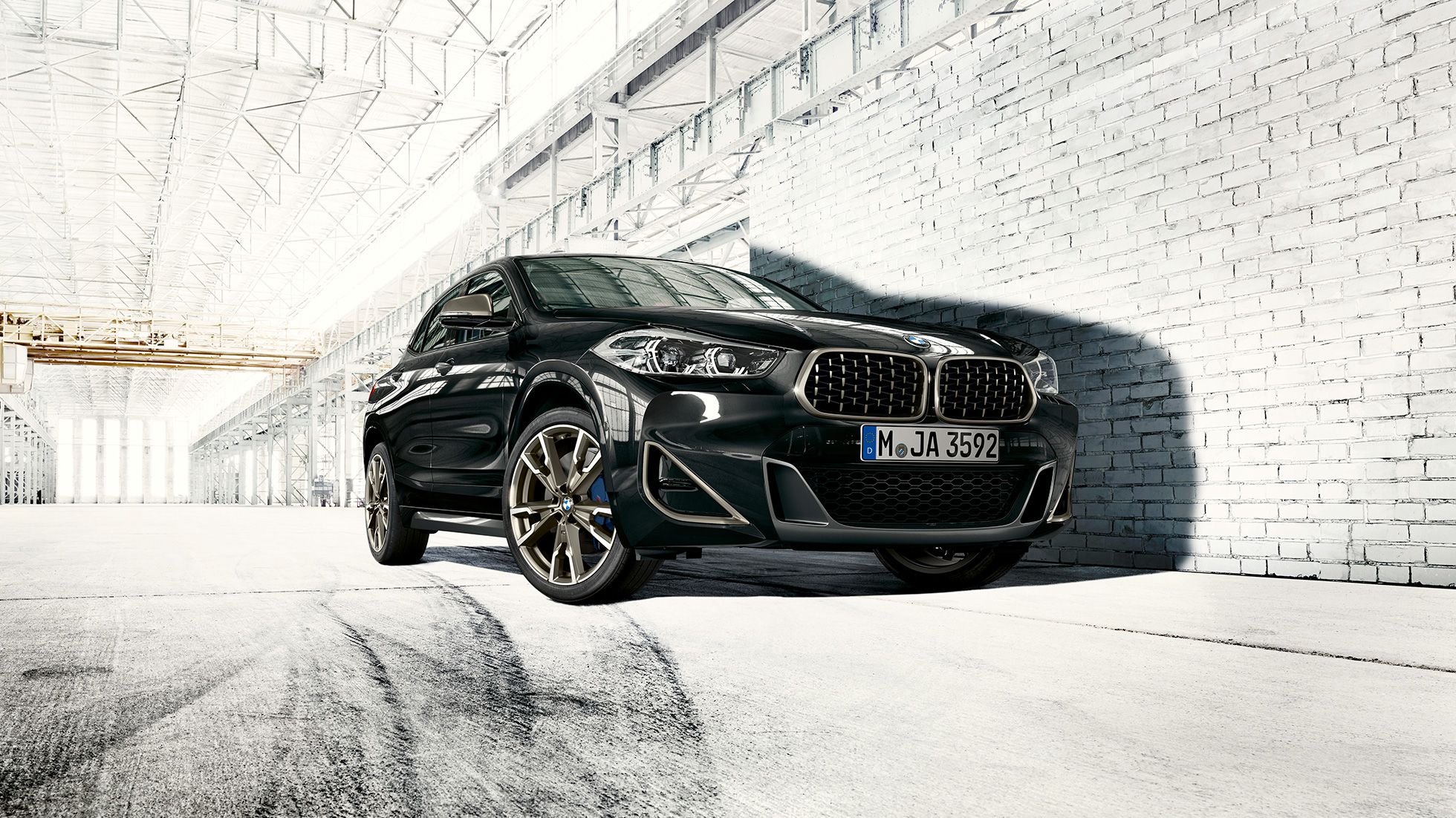 Maska chladiče ve tvaru ledvinek BMW X2 M35i Maska chladiče ve tvaru ledvinek BMW X2 M35i v metalické barvě Sapphire Black (černá) F39 ze tříčtvrtečního pohledu zepředu