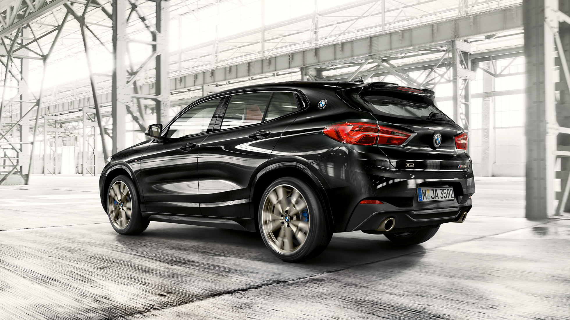 M zadní spoiler BMW X2 M35i M zadní spoiler BMW X2 M35i v metalické barvě Sapphire Black (černá) F39 ze tříčtvrtečního pohledu zezadu