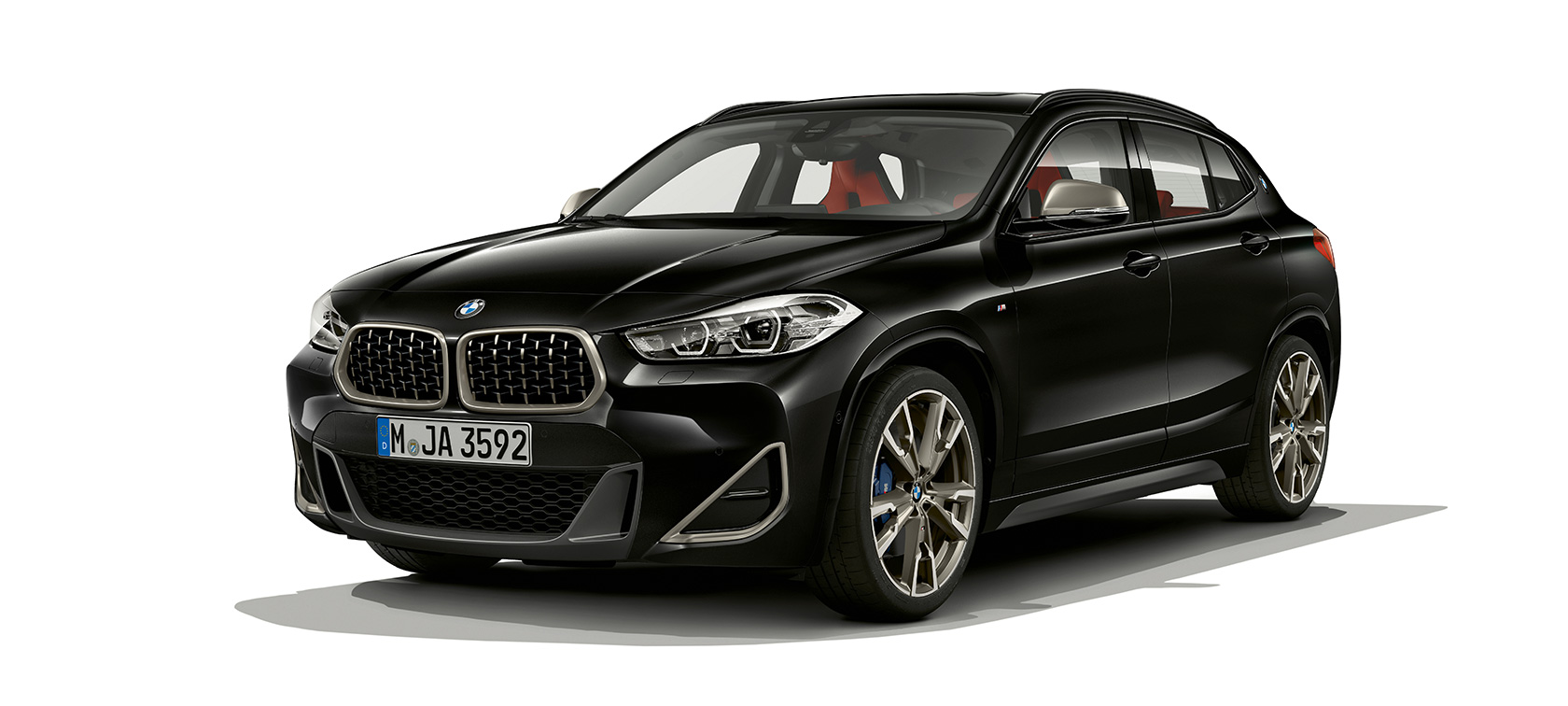 Tříčtvrteční pohled zepředu BMW X2 M35i F39 Tříčtvrteční pohled zepředu BMW X2 M35i 2018 F39 v metalické barvě Sapphire Black (černá)