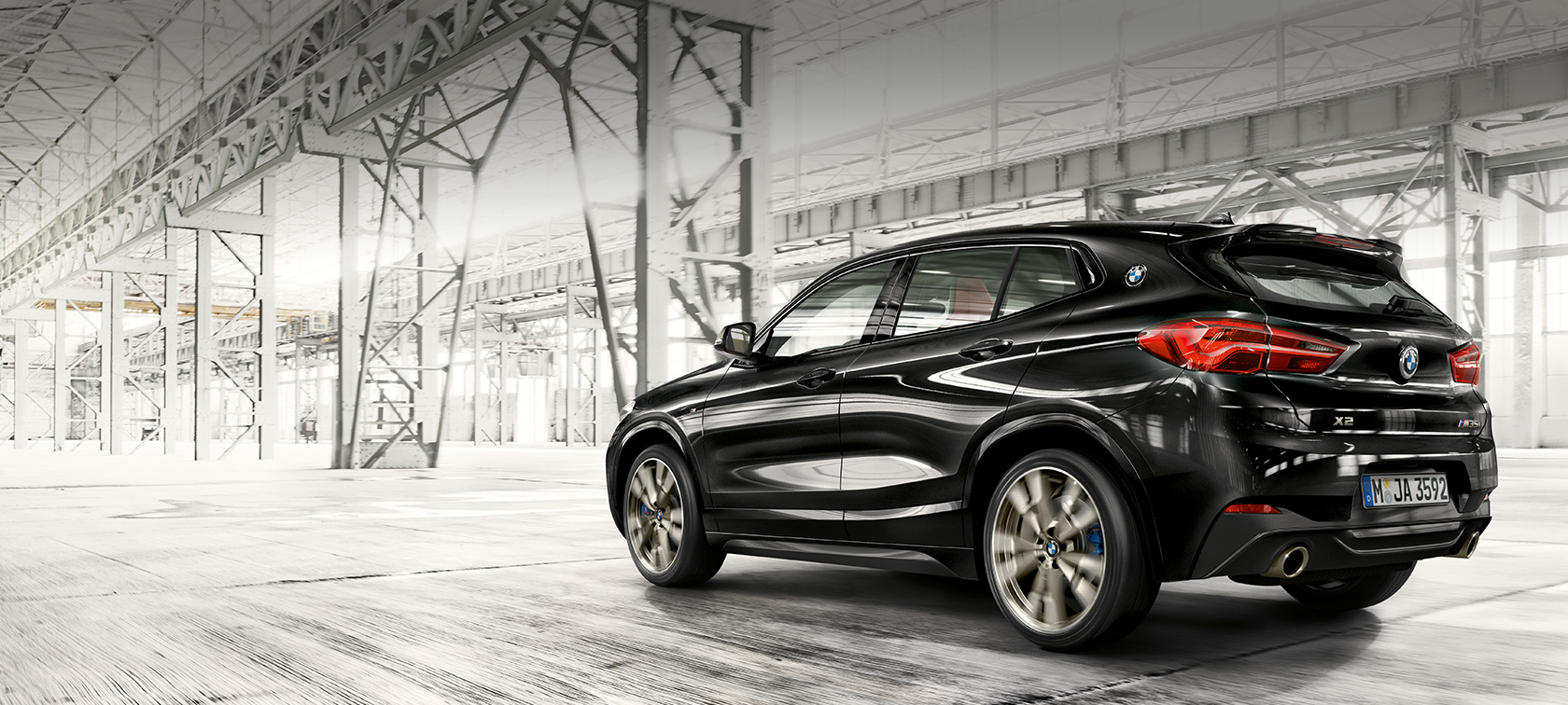 Tříčtvrteční pohled zezadu BMW X2 M35i BMW X2 M35i v metalické barvě Sapphire Black (černá) F39 ze tříčtvrtečního pohledu zezadu