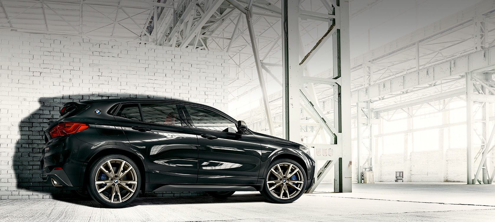 Boční pohled BMW X2 M35i Boční pohled na BMW X2 M35i v metalické barvě Sapphire Black (černá) F39