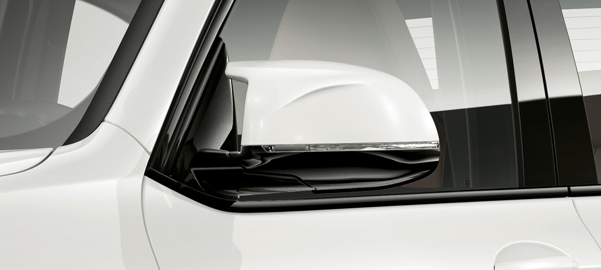 BMW X3 M, kryty zpětných zrcátek v barvě vozu. BMW X3 M v bílé barvě Alpine White, exteriér, kryty zpětných zrcátek v barvě vozu.