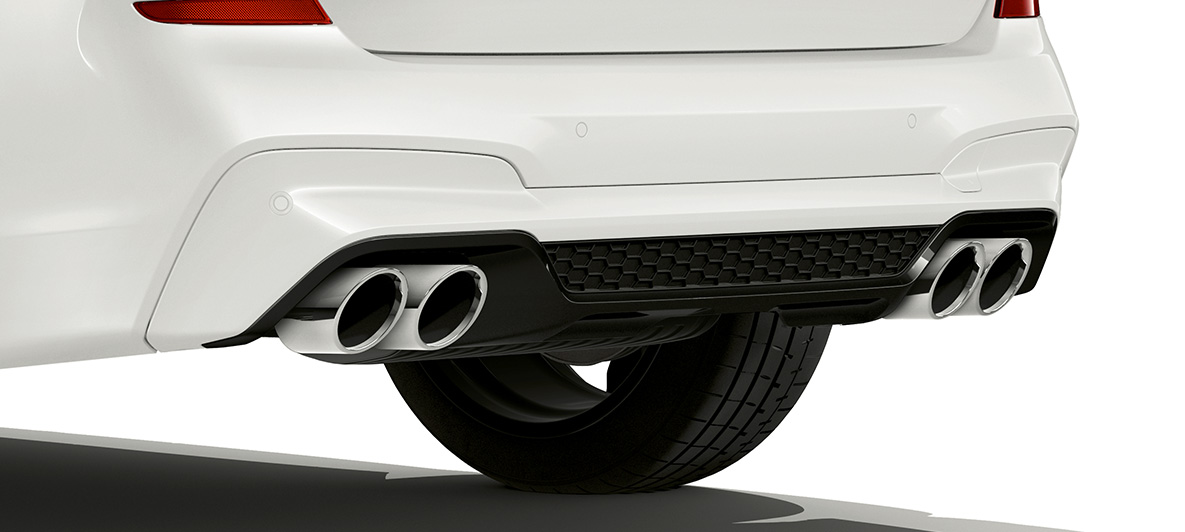 BMW X3 M, zadní část s chromovými koncovkami výfuku. BMW X3 M v bílé barvě Alpine White, exteriér, zadní část s chromovými koncovkami výfuku.