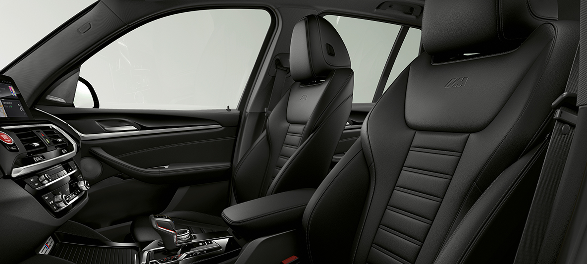 BMW X3 M, sportovní sedadla čalouněná černou kůží Vernasca. BMW X3 M, interiér, sportovní sedadla čalouněná černou kůží Vernasca.