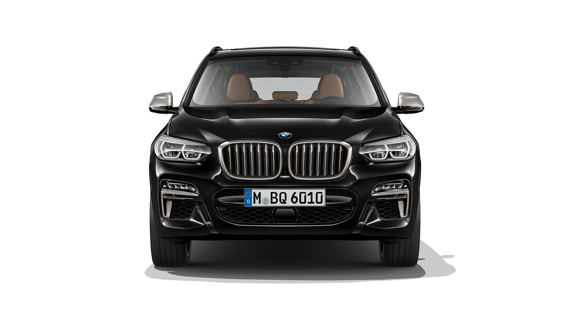BMW X3 M40i a BMW X3 M40d, pohled zpředu. BMW X3 M40i a BMW X3 M40d v černé metalické barvě Black Sapphire, exteriér, pohled zpředu.