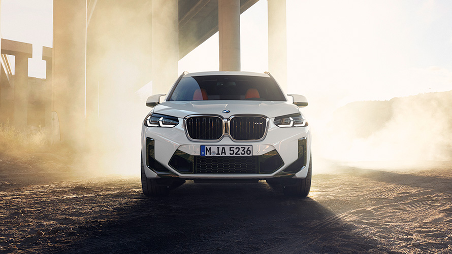 BMW X3 M F97 LCI Facelift 2021 v barvě Alpine White (bílá) pohled zepředu