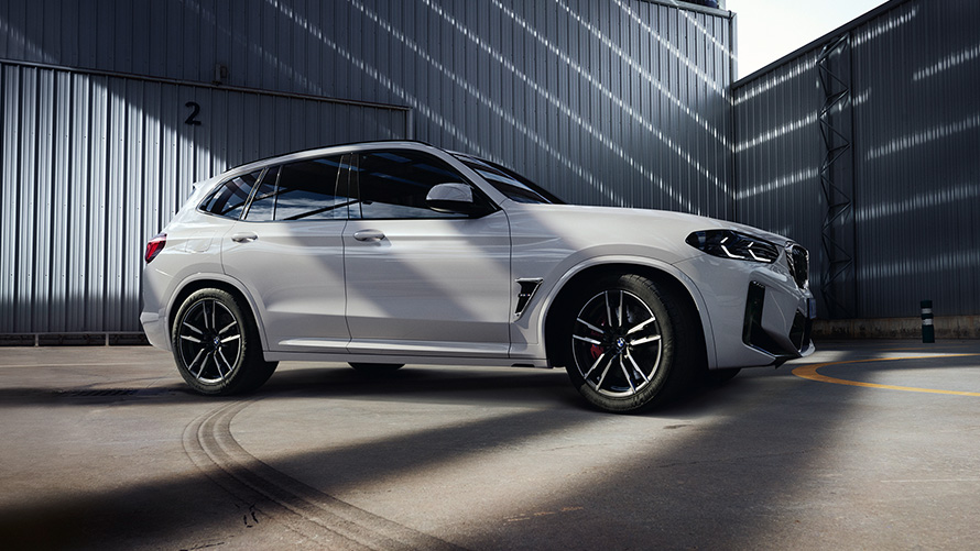BMW X3 M F97 LCI Facelift 2021 v barvě Alpine White (bílá) statický pohled zboku