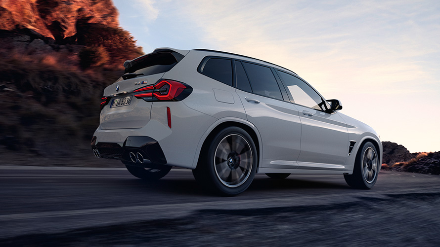 BMW X3 M F97 LCI Facelift 2021 v barvě Alpine White (bílá) pohled zboku od země