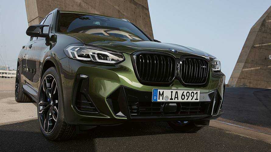 BMW X3 M40i G01 LCI Facelift 2021 v metalické barvě Malachite Green (zelená) statický pohled zepředu