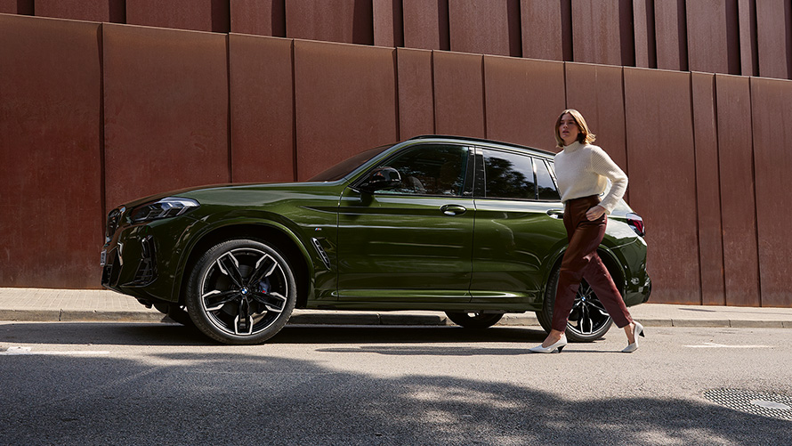BMW X3 M40i G01 LCI Facelift 2021 v metalické barvě Malachite Green (zelená) boční pohled s modelkou