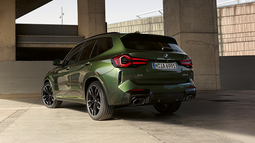 BMW X3 M40i G01 LCI Facelift 2021 v metalické barvě Malachite Green (zelená) tříčtvrteční statický pohled zezadu