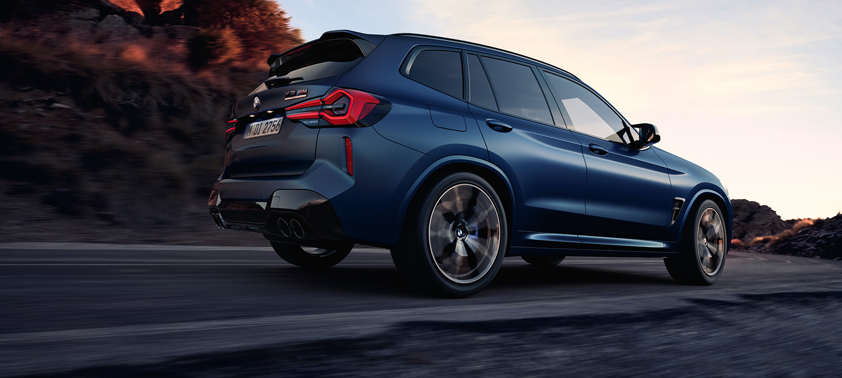 BMW X3 M Competition F97 LCI 2021 tříčtvrteční pohled zezadu od země BMW X3 M Competition F97 LCI Facelift 2021 v metalické barvě Frozen Marina Bay Blue (modrá) ze tříčtvrtečního pohledu zezadu od země
