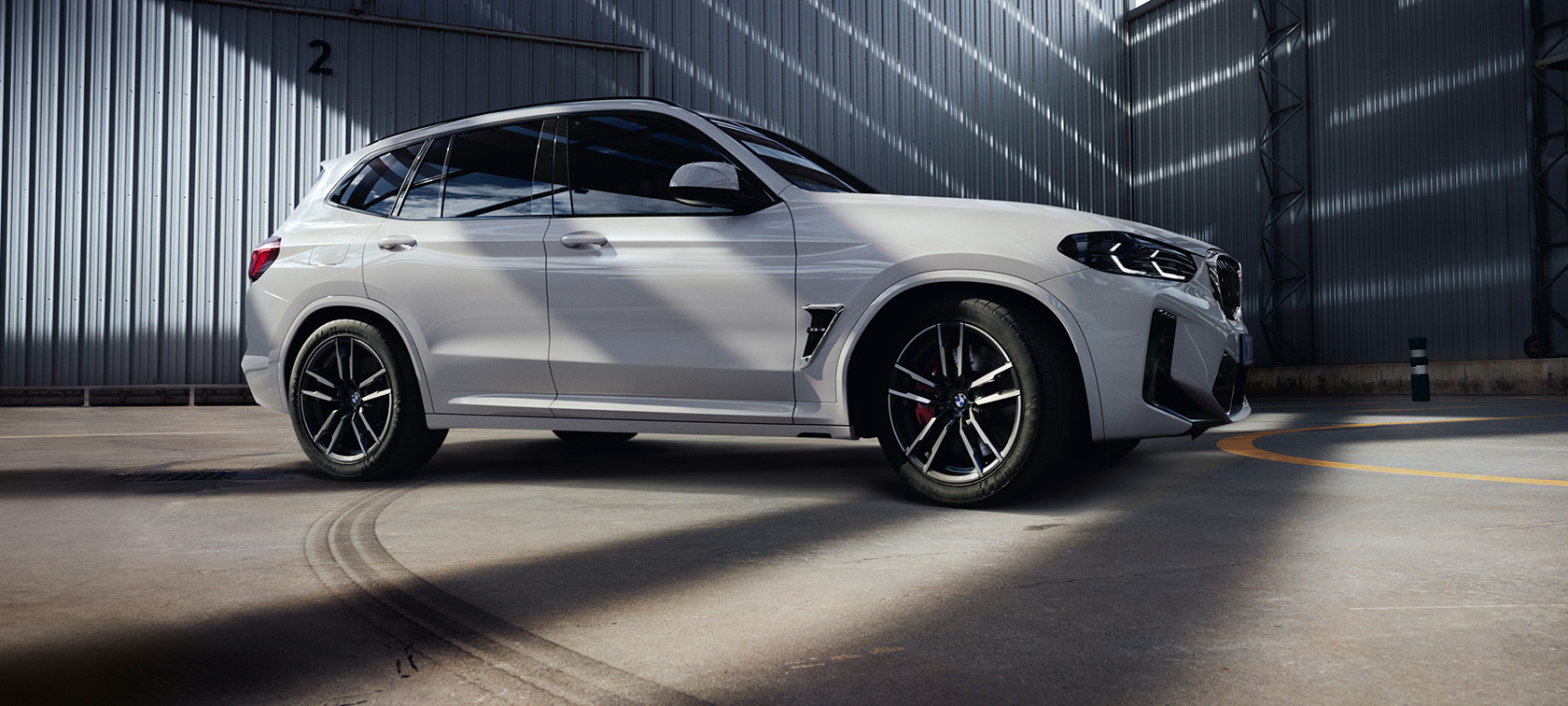 BMW X3 M F97 LCI Facelift 2021 tříčtvrteční pohled zboku BMW X3 M F97 LCI Facelift 2021 v barvě Alpine White (bílá) tříčtvrteční pohled zboku