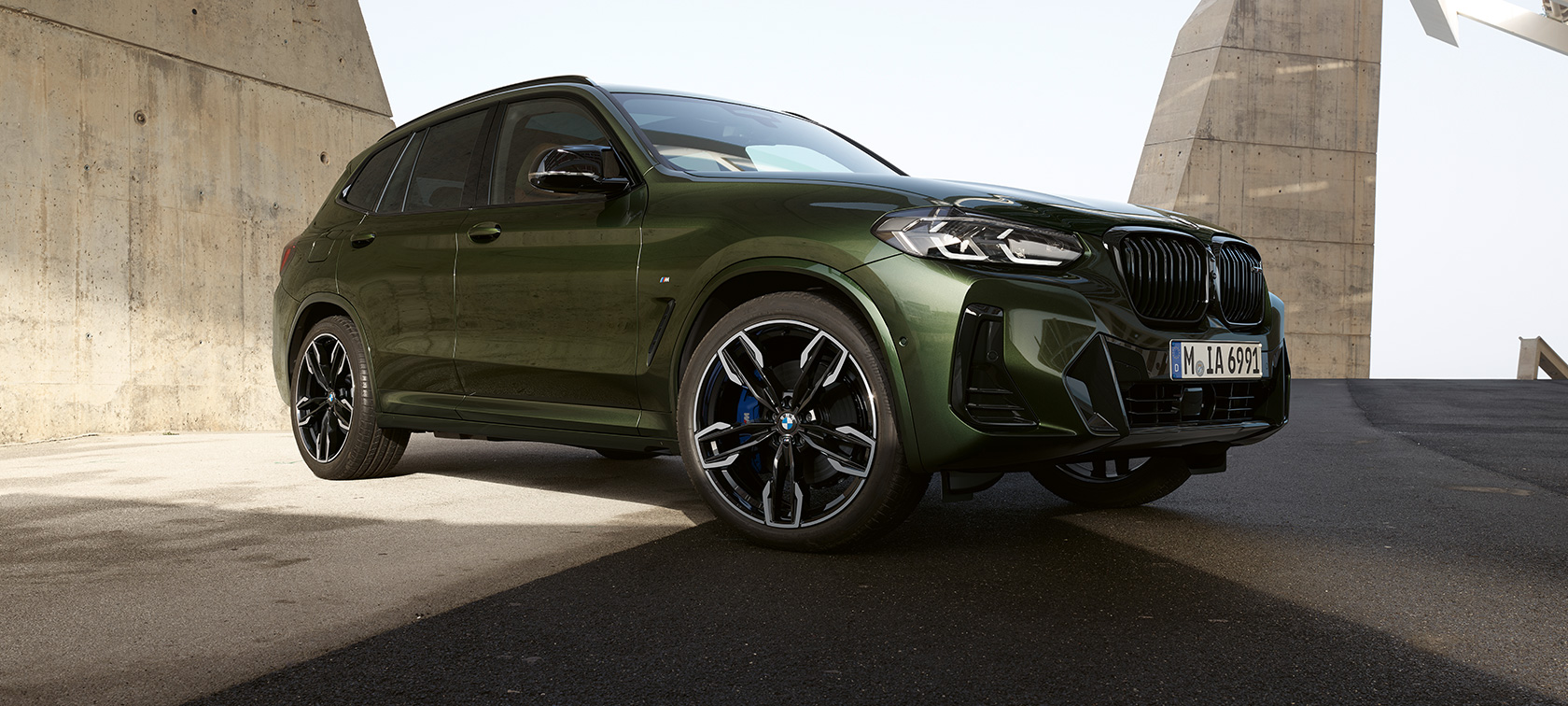 BMW X3 M40i G01 LCI Facelift 2021 tříčtvrteční statický pohled zepředu BMW X3 M40i G01 LCI Facelift 2021 v metalické barvě Malachite Green (zelená) tříčtvrteční statický pohled zepředu