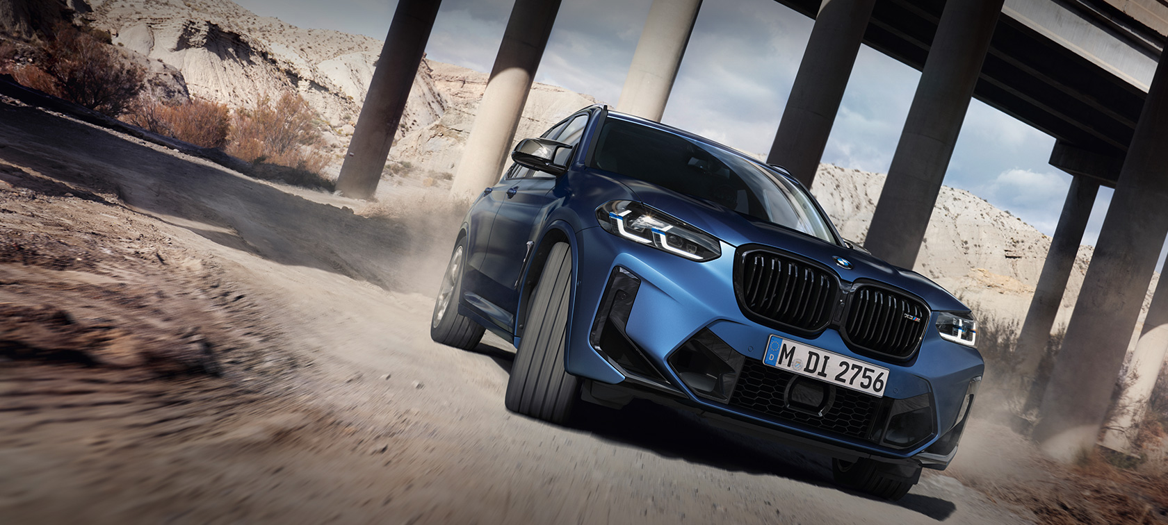 BMW X3 M Competition F97 LCI Facelift 2021 v metalické barvě Frozen Marina Bay Blue (modrá) ze tříčtvrtečního pohledu zepředu při jízdě