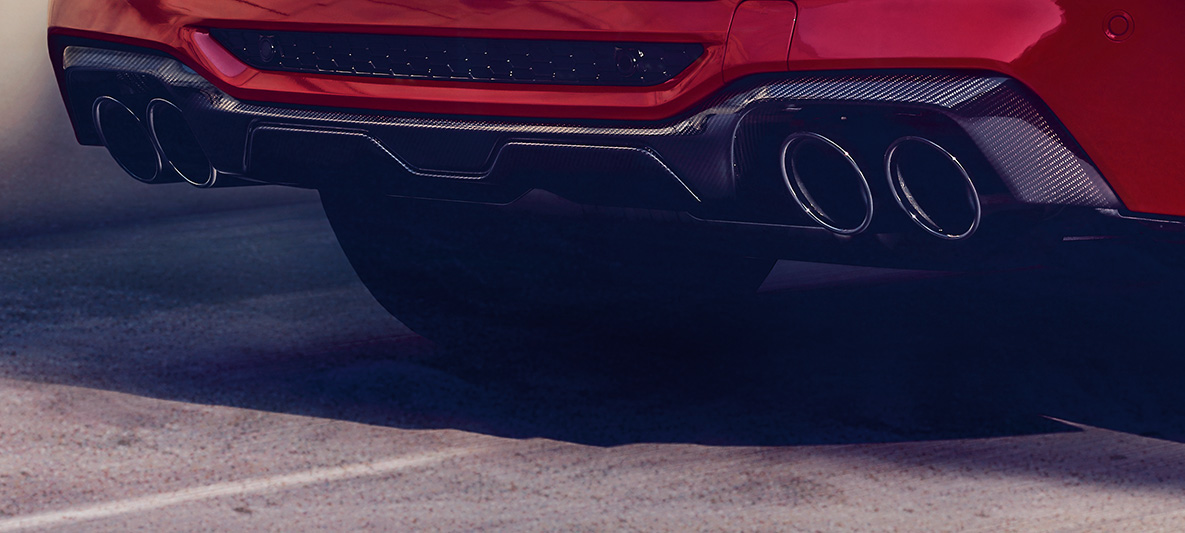 BMW X4 M Competition, karbonový zadní difuzor. BMW X4 M Competition v červené metalické barvě Toronto Red, exteriér, M karbonový exteriérový paket, karbonový zadní difuzor.