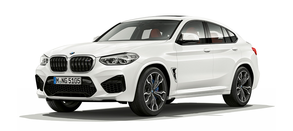 BMW X4 M, tříčtvrteční pohled z boku. BMW X4 M v bílé barvě Alpine White, exteriér, tříčtvrteční pohled z boku.