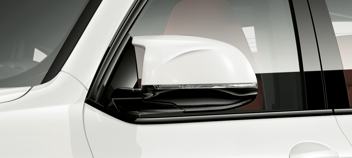 BMW X4 M, kryty zpětných zrcátek v barvě vozu. BMW X4 M v bílé barvě Alpine White, exteriér, kryty zpětných zrcátek v barvě vozu.