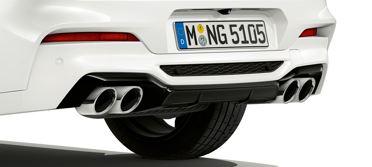 BMW X4 M, zadní část s chromovými koncovkami výfuku. BMW X4 M v bílé barvě Alpine White, exteriér, zadní část s chromovými koncovkami výfuku.