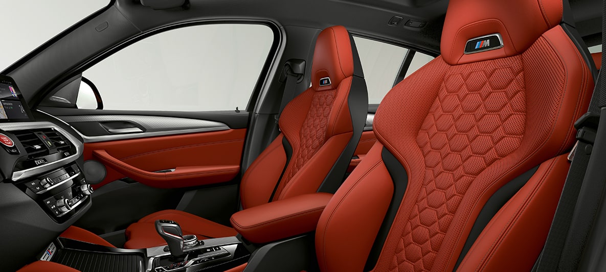 BMW X4 M, sportovní sedadla čalouněná kůží Merino Sakhir Orange. BMW X4 M, interiér, sportovní sedadla čalouněná kůží Merino Sakhir Orange.