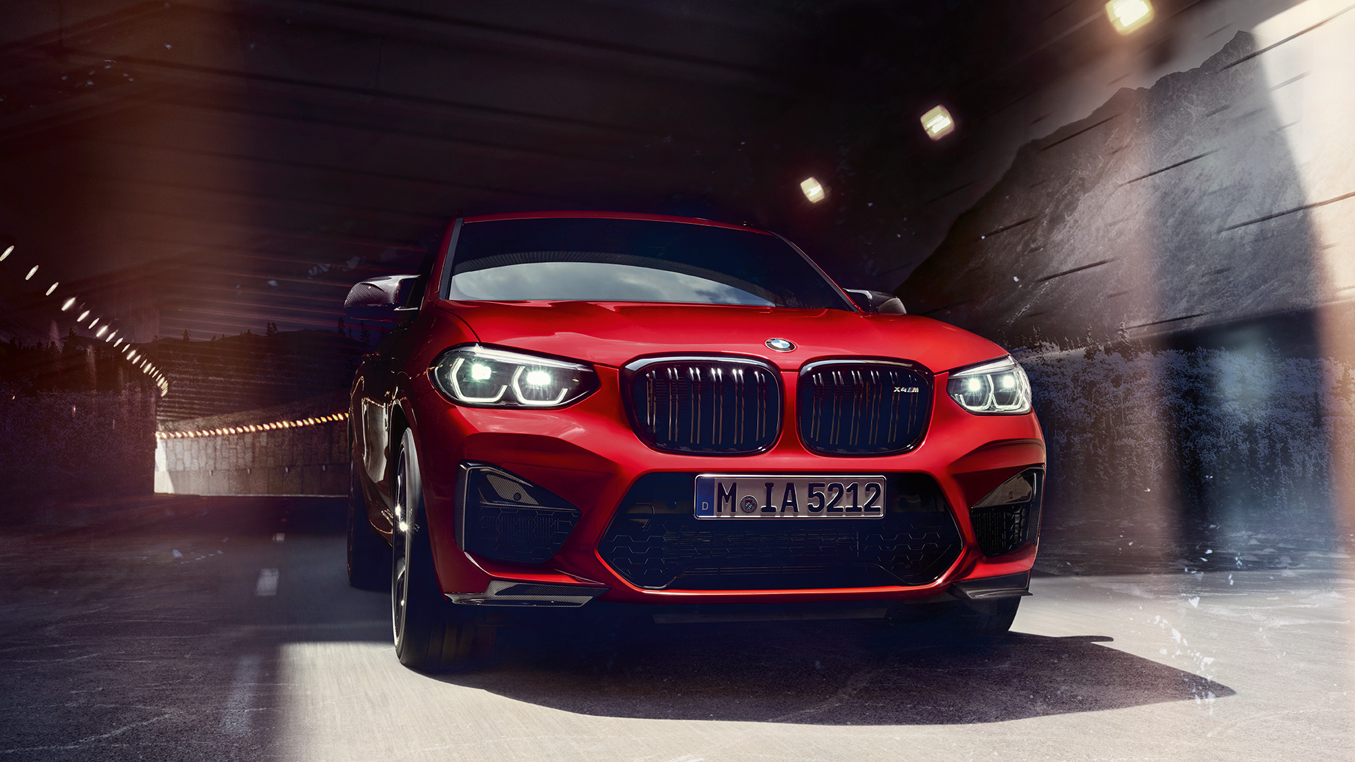 BMW X4 M Competition, přední část. BMW X4 M Competition v metalické barvě Toronto Red, exteriér, přední část.