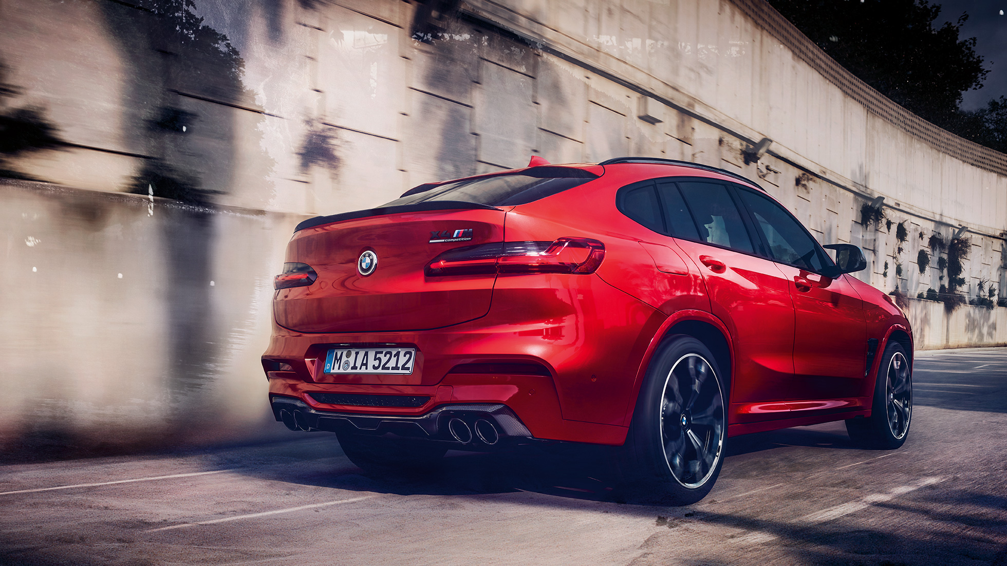 BMW X4 M Competition, karbonové kryty zpětných zrcátek. BMW X4 M Competition v červené metalické barvě Toronto Red, exteriér, M karbonový exteriérový paket, karbonové kryty zpětných zrcátek.