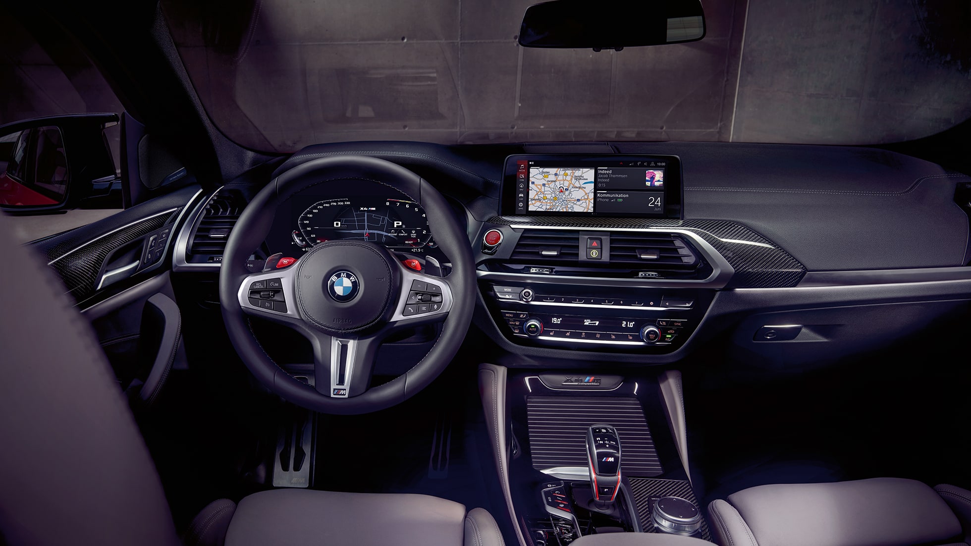 BMW X4 M Competition, exkluzivní kokpit. BMW X4 M Competition, interiér, exkluzivní kokpit s M sportovními sedadly a M koženým volantem.