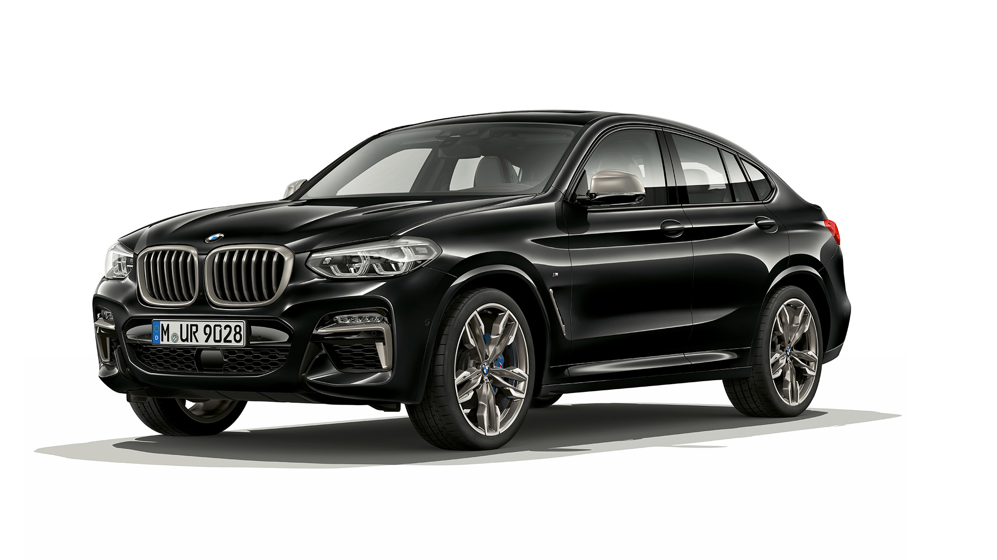 BMW X4 M40i a BMW X4 M40d, tříčtvrteční pohled zpředu. BMW X4 M40i a BMW X4 M40d v černé metalické barvě Black Sapphire, exteriér, tříčtvrteční pohled zpředu, pravá strana.