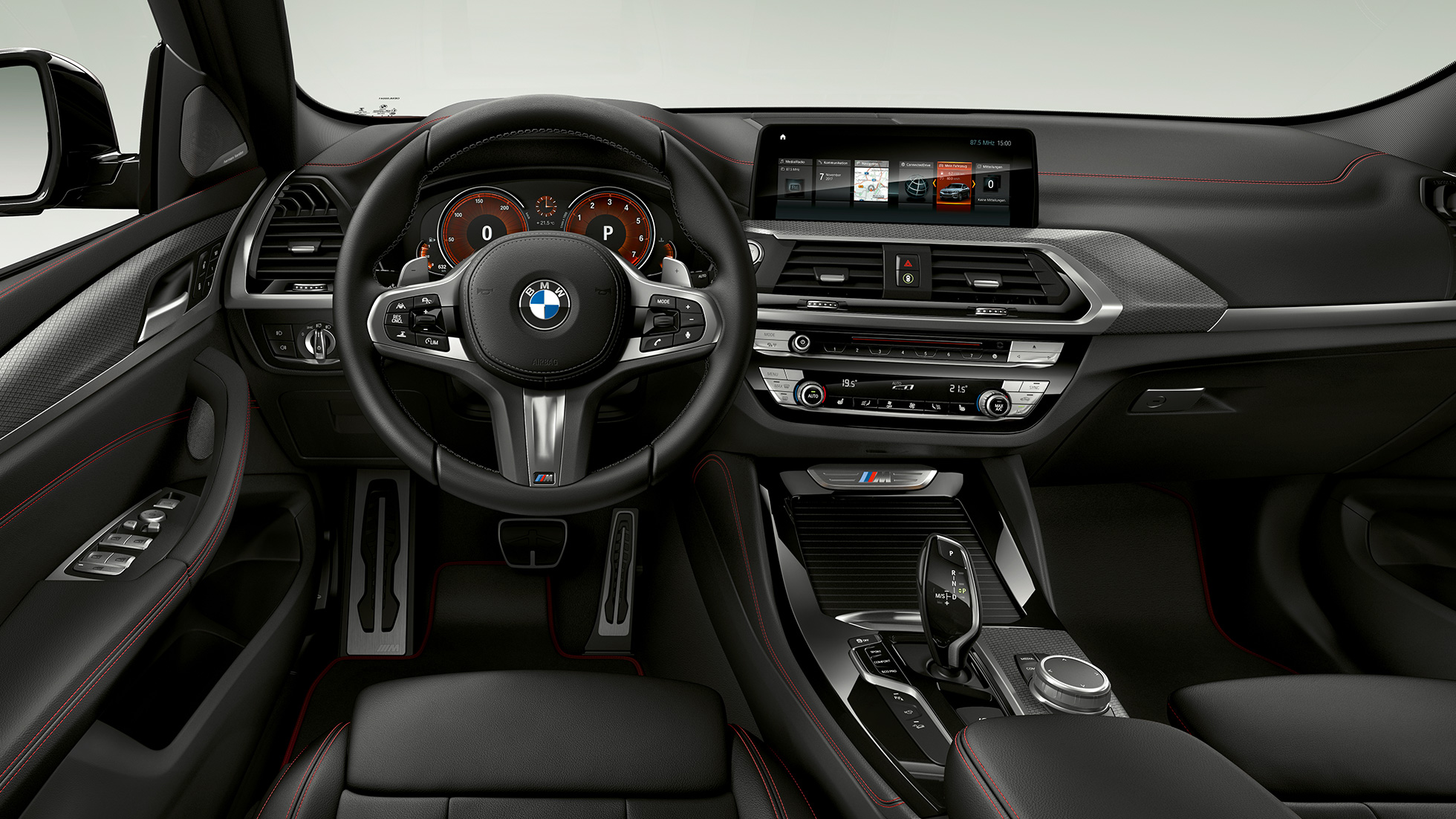 BMW X4 M40i a BMW X4 M40d, kokpit. BMW X4 M40i a BMW X4 M40d, interiér, kokpit s M koženým volantem a M sportovními sedadly.
