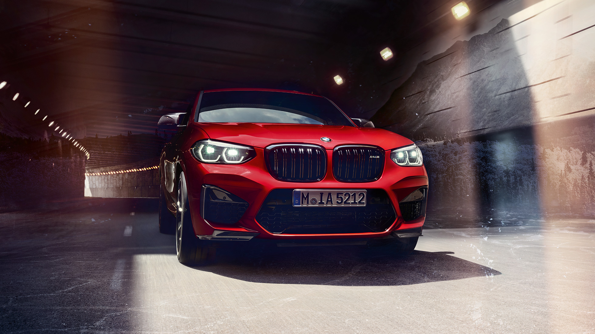 BMW X4 M Competition, tříčtvrteční pohled zpředu. BMW X4 M Competition v červené metalické barvě Toronto Red, exteriér, tříčtvrteční pohled zpředu.